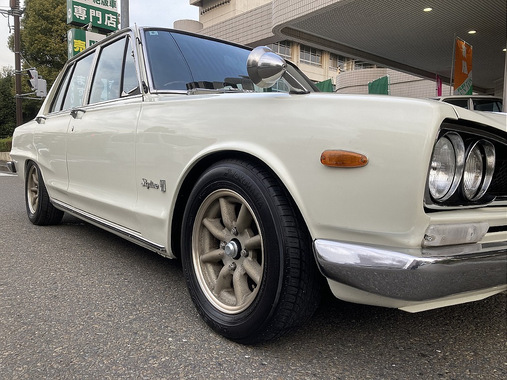 日産 スカイライン4ドア(3枚目)