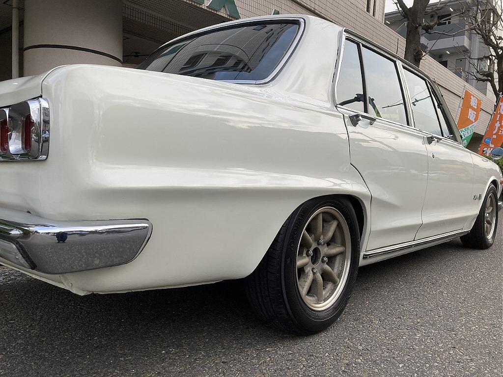 日産 スカイライン4ドア(4枚目)