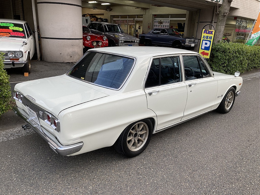 日産 スカイライン4ドア(5枚目)