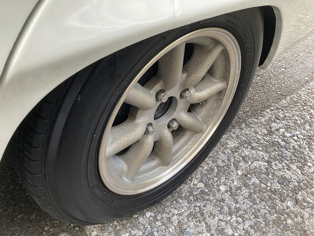 日産 スカイライン4ドア(8枚目)