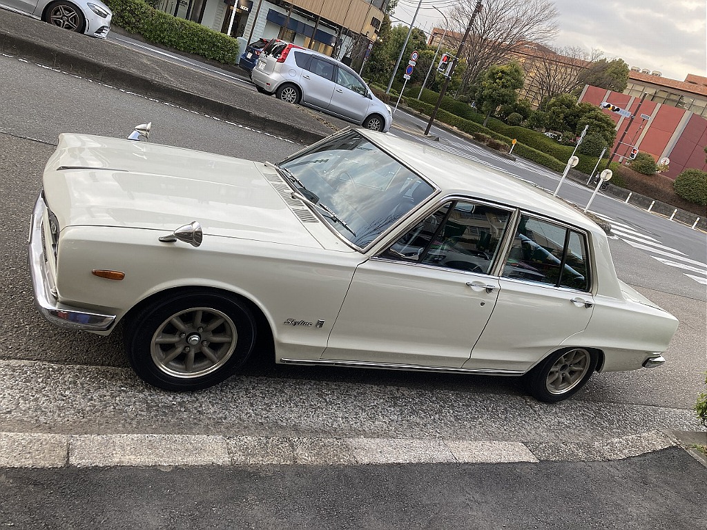 日産 スカイライン4ドア(9枚目)