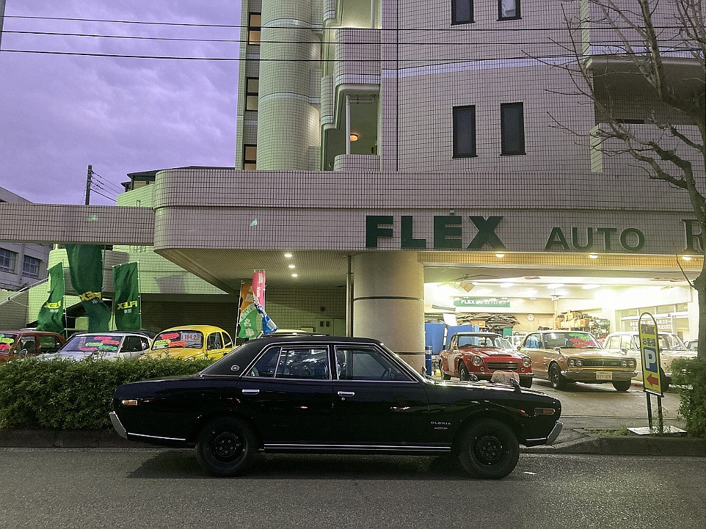 日産 グロリア4ドアセダン(12枚目)