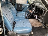 日産 グロリア4ドアセダン(14枚目)