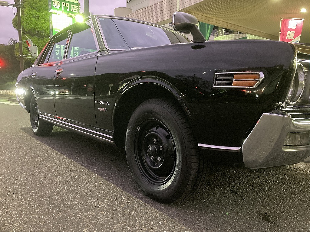 日産 グロリア4ドアセダン(3枚目)