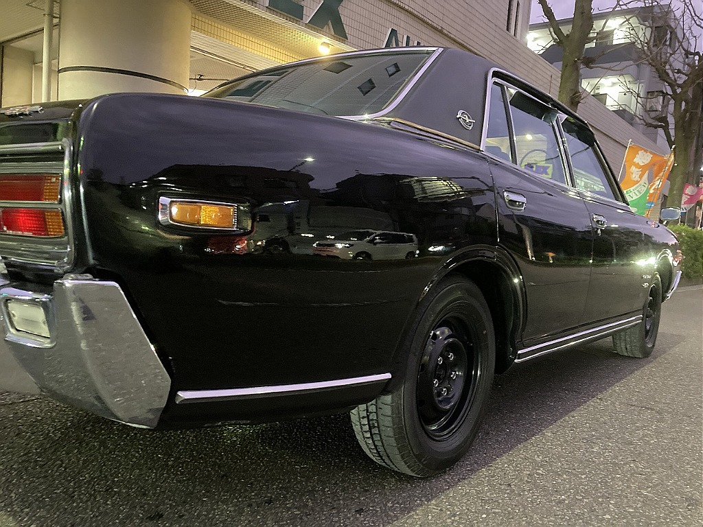 日産 グロリア4ドアセダン(4枚目)