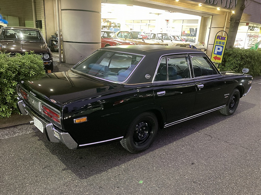 日産 グロリア4ドアセダン(5枚目)