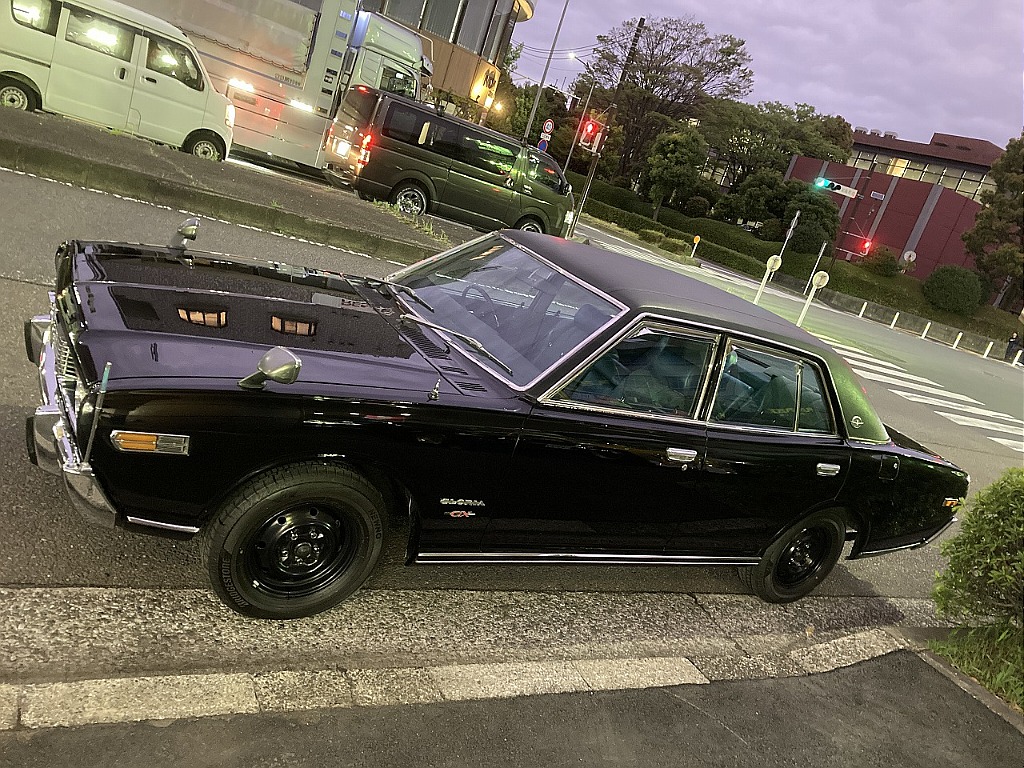 日産 グロリア4ドアセダン(9枚目)