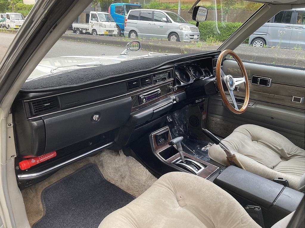 日産 グロリア4ドアHT(17枚目)
