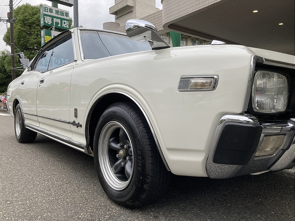 日産 グロリア4ドアHT(3枚目)