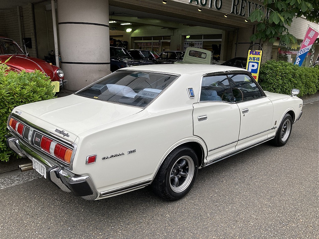 日産 グロリア4ドアHT(5枚目)