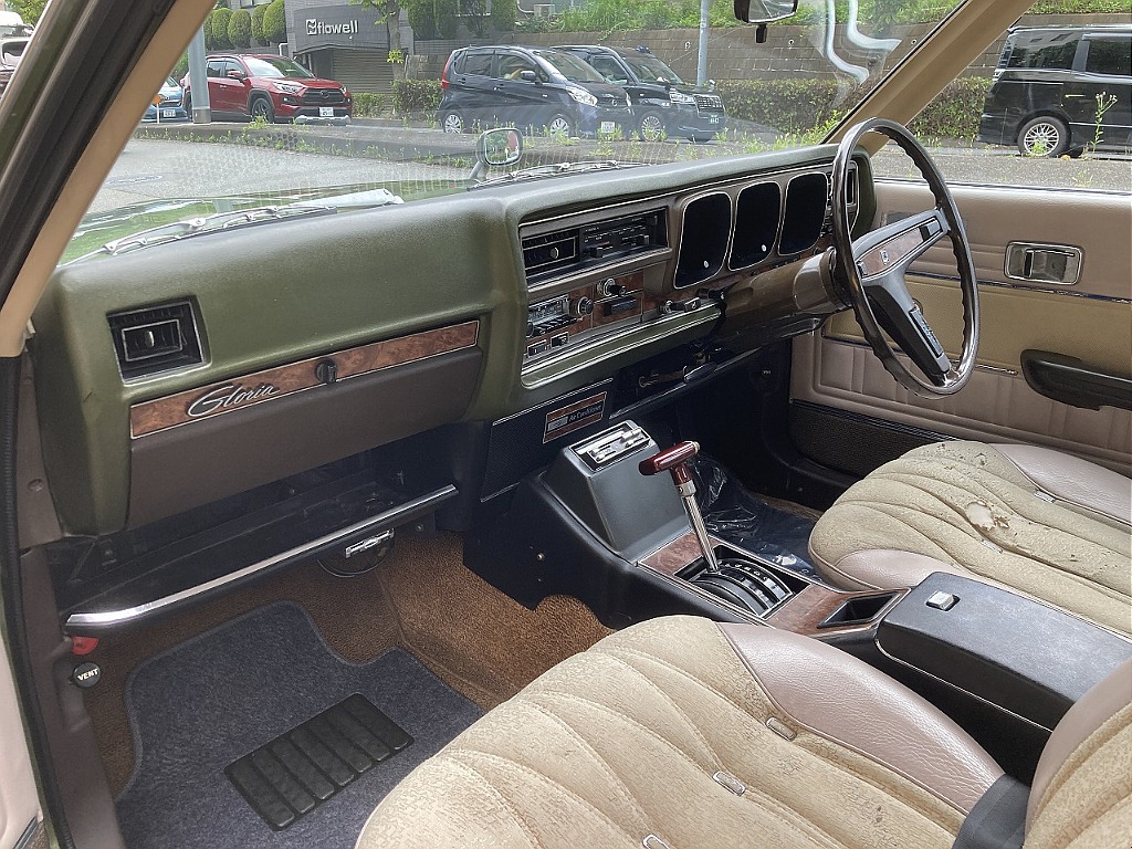 日産 グロリア4ドアHT(17枚目)