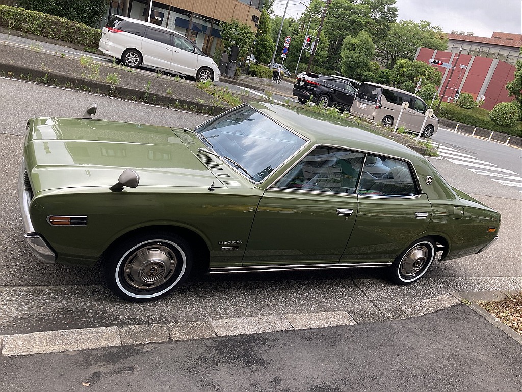 日産 グロリア4ドアHT(9枚目)