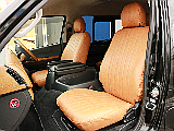 純正シートにライトブラウンのレザー調シートカバーを装着済み！　車内の高級感を演出すると共に、純正シートの保護効果も期待出来ます。