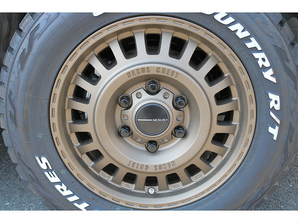 足元にはNEXUS CREST NC-1 16インチをチョイス♪