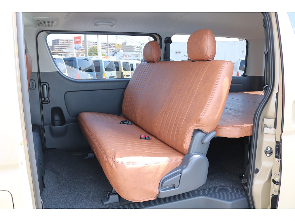 リクライニング可能な２列目シート♪