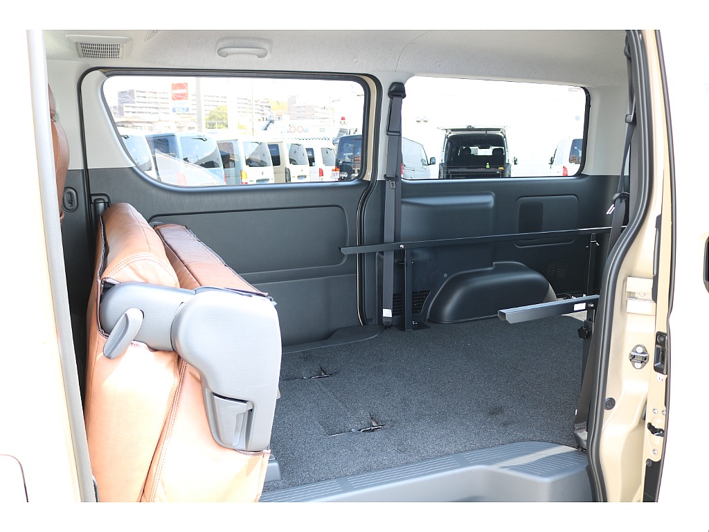 背面を倒して 座面を前方に跳ね上げるとラゲッジスペースの拡張が可能です♪