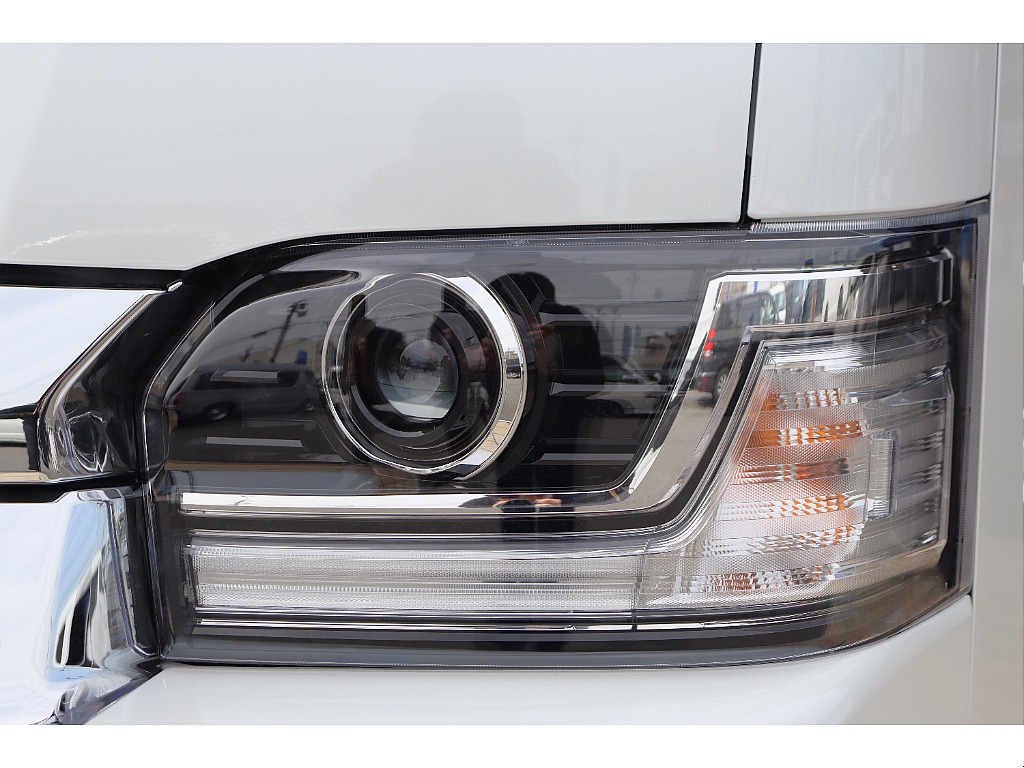 トヨタ ハイエース(4枚目)